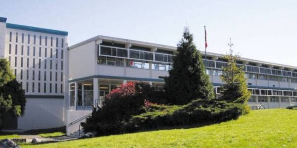 カリブー・ヒル・セカンダリー・スクール　Cariboo Hill Secondary School